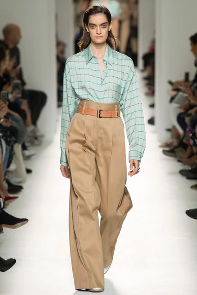 Look 18